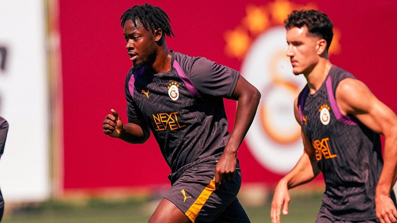 Galatasaray'ın Yeni Golcüsü El Chadaille Bitshiabui Takımla İlk Antrenmanına Katıldı