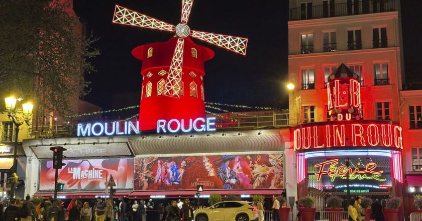Video.  Paris'in ünlü Kızıl Değirmeni'nin pervaneleri kırıldı