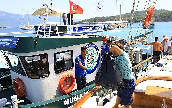 Büyükşehir Belediyesi bayram tatilinde de teknelerden atık toplamaya devam etti – GÜNDEM