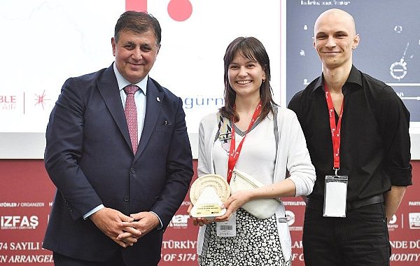 Farklı Doğal Taş Tasarımı uluslararası yarışmasının kazananları belli oldu, Başkan Cemil Tugay genç tasarımcılara ödüllerini takdim etti – GÜNDEM