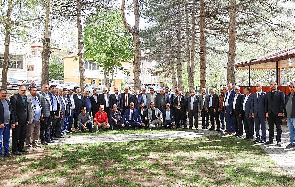 Yahyalı'dan 41 mahalle muhtarı, 31 Mart yerel seçimlerinde yeniden belediye başkanı seçilen Esat Öztürk'e tebrik ziyaretinde bulundu – GÜNDEM