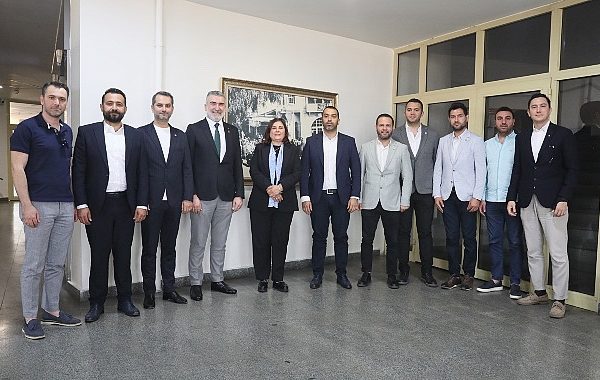 Aydın Genç Girişimciler Derneği, Aydın Büyükşehir Belediye Başkanı Özlem Çerçioğlu'na nezaket ziyaretinde bulundu
