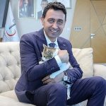 Bayraklı Belediye Başkanı İrfan Önal, yaralı kediyle ilgilenerek sahiplendirildi – GÜNDEM