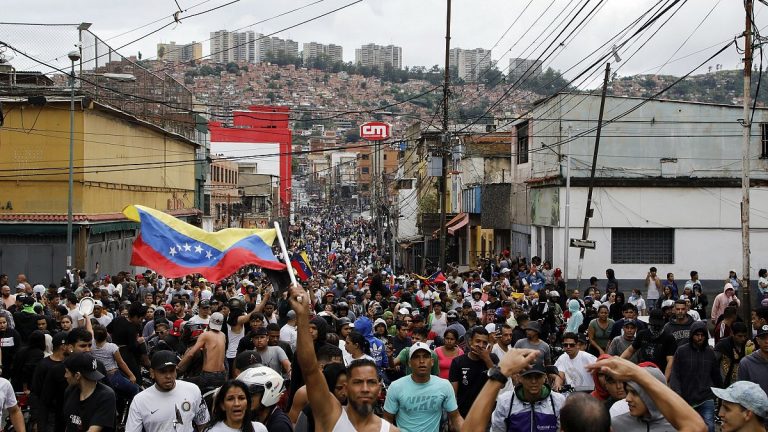 Venezuela'da iktidar partisi ile muhalefet arasında seçim anlaşmazlığı: Protestocular polisle çatıştı