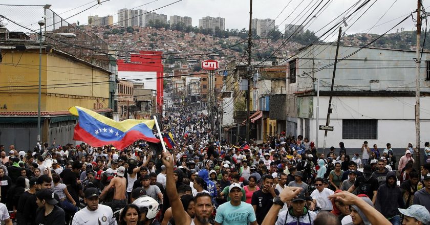 Venezuela'da iktidar partisi ile muhalefet arasında seçim anlaşmazlığı: Protestocular polisle çatıştı