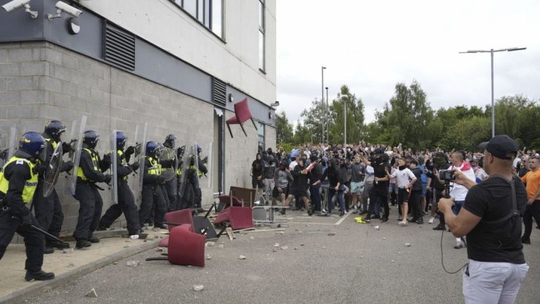 İngiltere'de aşırı sağ protestoları: Göçmenlerin kaldığı otel ateşe verildi