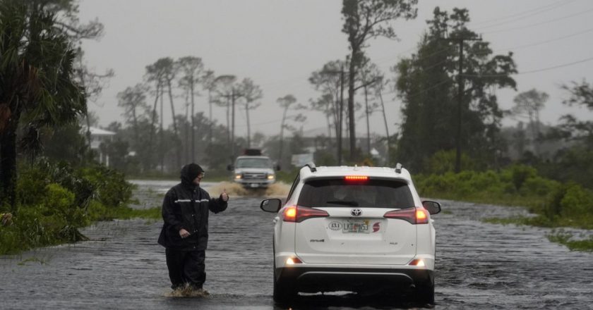 Video.  Sarasota kentindeki sel, sakinleri tahliye etmeye zorladı