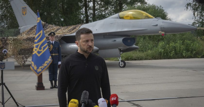 Zelenskiy, Ukrayna'nın ABD yapımı F-16 savaş uçaklarının ilk partisini teslim aldığını duyurdu