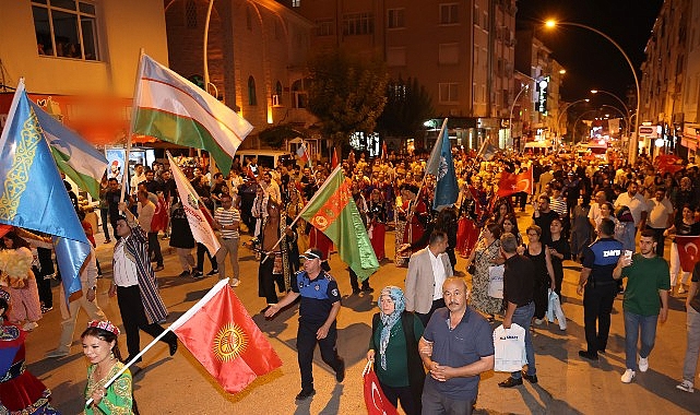 Karaman Belediyesi tarafından bu yıl altıncısı düzenlenen Karaman Uluslararası Dünya Türk Festivali etkinlikleri kapsamında “Türk Sevgisi, Vatan Sevgisi” yürüyüşü gerçekleştirildi – GÜNDEM