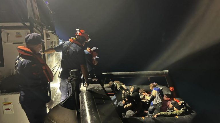 Muğla açıklarında 30 kaçak göçmen kurtarıldı