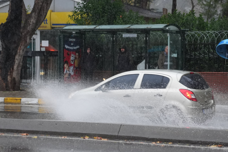 İstanbul'da fırtına ve sağanak etkili