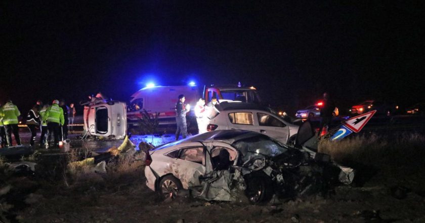 Burdur’da 2 otomobil ile hafif ticari araç çarpıştı: 1 ölü, 7 yaralı