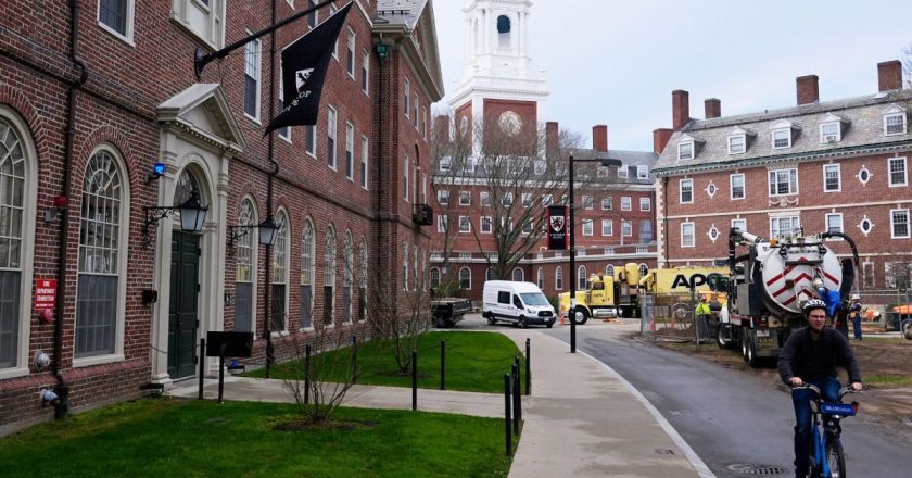 Harvard Üniversitesi, Trump yönetiminin 2,2 milyar dolarlık fon dondurma kararına karşı dava açtı