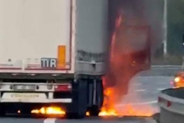 İstanbul'da TIR alev alev yandı