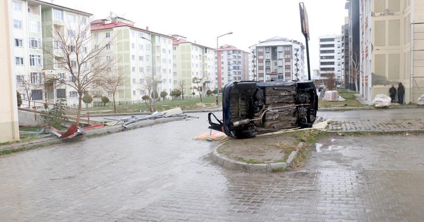 Fırtına çatıları uçurdu, ağaçları devirdi, araçları hurdaya çevirdi