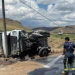Kum yüklü tır devrildi: Sürücü yara almadan kurtuldu