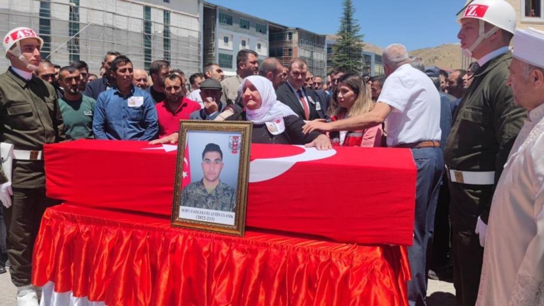 Türkiye şehitleri görüyor! 12 kahramana son veda 3