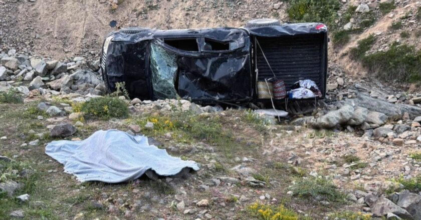 Gümüşhane’de otomobil şarampole yuvarlandı: 2 ölü, 4 yaralı