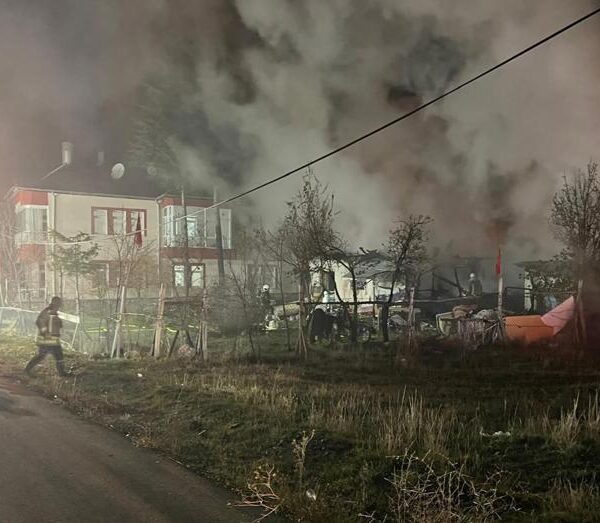 Komşular, engelli kardeşleri kurtardı