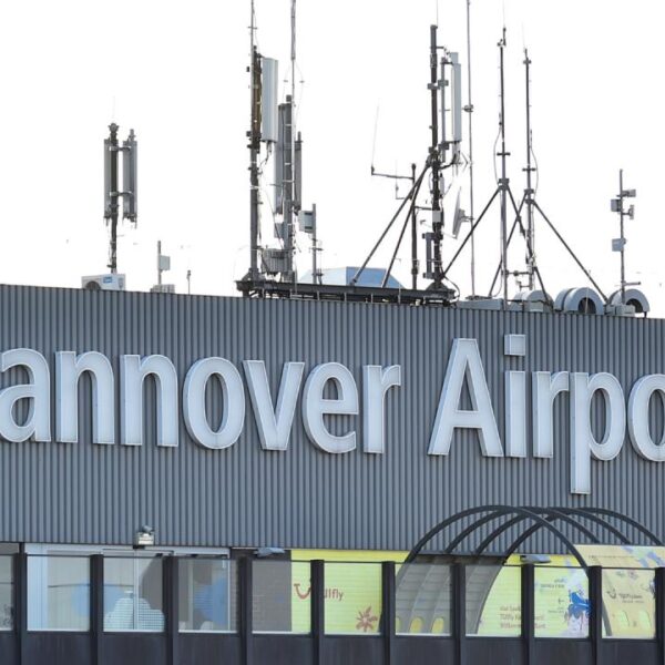 Almanya’da Hannover Havalimanı’nda görülen dron nedeniyle hava trafiği aksadı