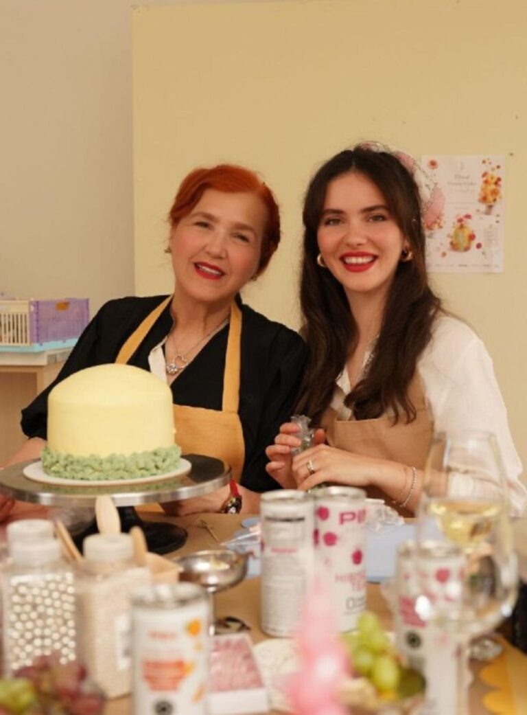 Almila Ada’nın annesini görenler hayran kaldı! ‘Güzellik genetikmiş’